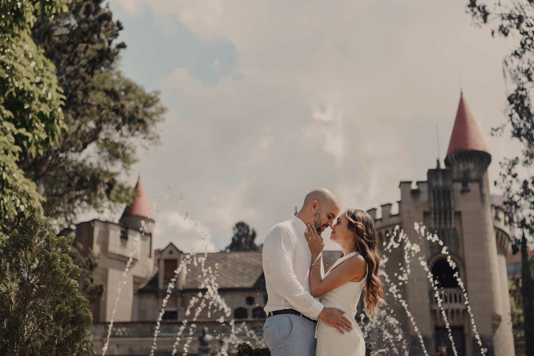 Pareja durante una sesión de preboda junto a un castillo