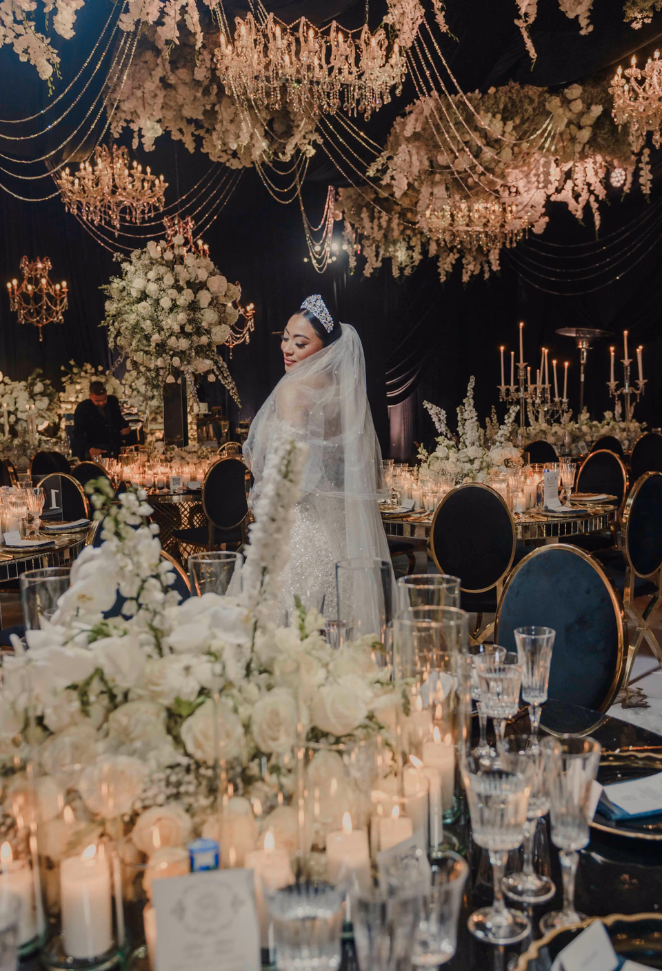 Recepción de boda con flores y velas